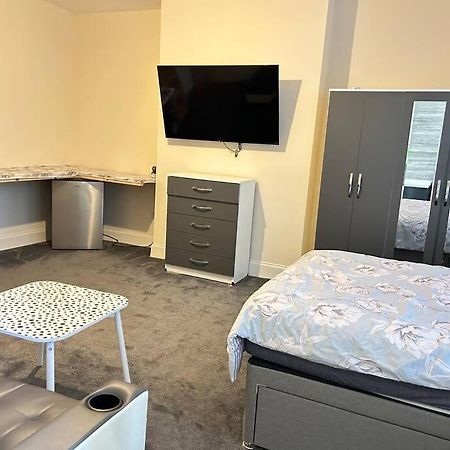 Ensuite Room With Private Bathroom At Уолсал Екстериор снимка