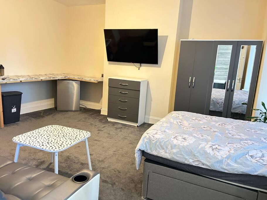 Ensuite Room With Private Bathroom At Уолсал Екстериор снимка