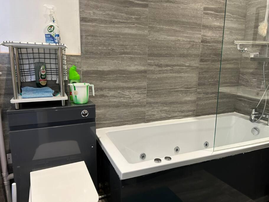 Ensuite Room With Private Bathroom At Уолсал Екстериор снимка