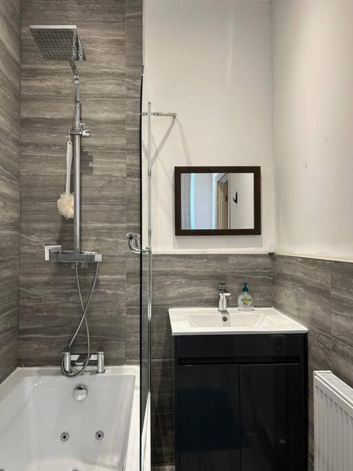 Ensuite Room With Private Bathroom At Уолсал Екстериор снимка