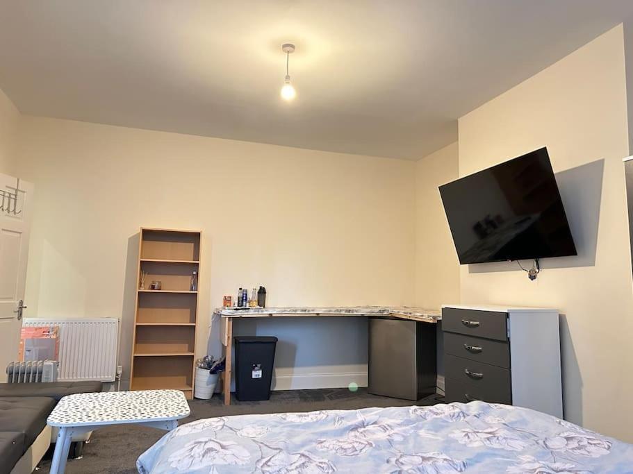 Ensuite Room With Private Bathroom At Уолсал Екстериор снимка