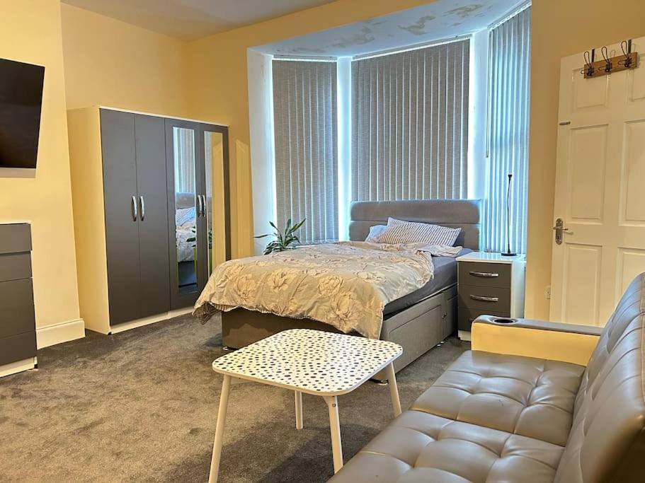 Ensuite Room With Private Bathroom At Уолсал Екстериор снимка