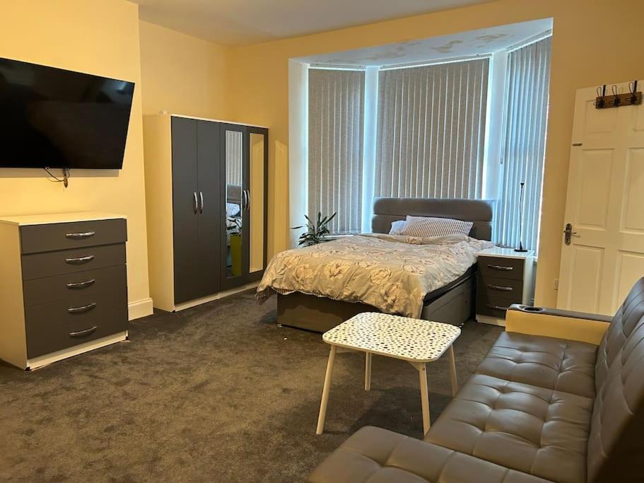 Ensuite Room With Private Bathroom At Уолсал Екстериор снимка